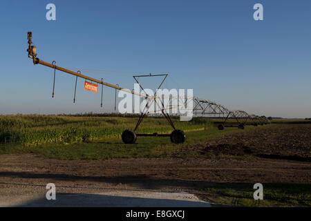 Système d'irrigation à pivot central est inactive dans un champ agricole du nord de l'Illinois. Banque D'Images