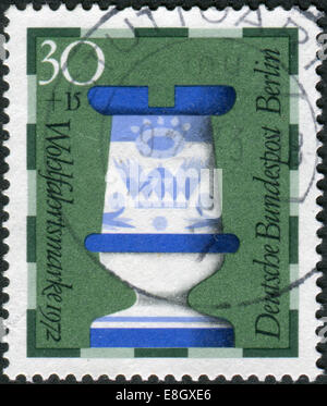 Timbres en Allemagne (Berlin ouest), montre une pièce d'échecs (tour) du 19ème siècle faite par Faienc fonctionne, Gien, France Banque D'Images