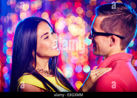 Portrait d'un beau couple dancing at nightclub Banque D'Images