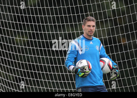 Francfort, Allemagne. 8 octobre, 2014. Gardien Ron-Robert Zieler à la pratique pour l'équipe nationale de football allemande au motif de formation 'Kleine Kampfbahn" à côté de la Commerzbank Arena à Frankfurt am Main, Allemagne, 08 octobre 2014. / Alamy Live News Crédit : afp photo alliance/Alamy Live News Banque D'Images