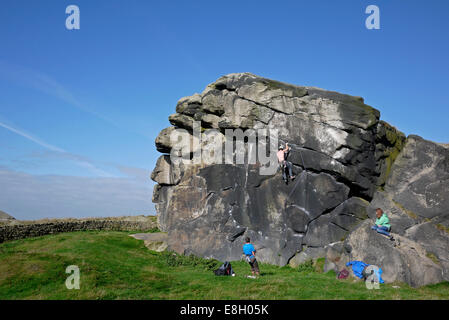 L'escalade, l'homme Almscliff Crag, près de Otley et Harrogate, Yorkshire, UK. Banque D'Images