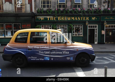 London cab en face du pub-Brasseur London UK Banque D'Images