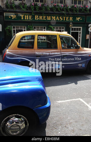 Les taxis de Londres en face du pub-Brasseur London UK Banque D'Images