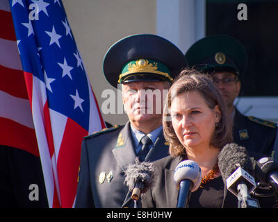 Kiev, Ukraine. 8 octobre, 2014. Parle Victoria Nuland lors de la cérémonie de remise officielle d'équipements de surveillance des frontières de l'Ukraine. . A autorisé le Département d'État pour les affaires européennes et eurasiennes a Victoria Nuland les véhicules des gardes-frontières ukrainiens et de l'équipement pour l'arrangement de la frontière. Le montant total de l'aide est de $ 10 millions. Crédit : Igor Golovnov/Alamy Live News Banque D'Images