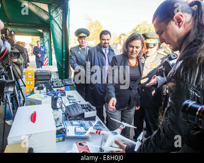 Kiev, Ukraine. 8 octobre, 2014. Sous-secrétaire d'État Victoria Nuland examine l'équipement, des gardes-frontières ukrainiens à adopté. . A autorisé le Département d'État pour les affaires européennes et eurasiennes a Victoria Nuland les véhicules des gardes-frontières ukrainiens et de l'équipement pour l'arrangement de la frontière. Le montant total de l'aide est de $ 10 millions. Crédit : Igor Golovnov/Alamy Live News Banque D'Images