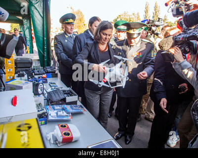 Kiev, Ukraine. 8 octobre, 2014. Sous-secrétaire d'État Victoria Nuland examine l'équipement, des gardes-frontières ukrainiens à adopté. . A autorisé le Département d'État pour les affaires européennes et eurasiennes a Victoria Nuland les véhicules des gardes-frontières ukrainiens et de l'équipement pour l'arrangement de la frontière. Le montant total de l'aide est de $ 10 millions. Crédit : Igor Golovnov/Alamy Live News Banque D'Images