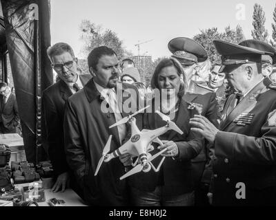 Kiev, Ukraine. 8 octobre, 2014. Sous-secrétaire d'État Victoria Nuland examine l'équipement, des gardes-frontières ukrainiens à adopté. . A autorisé le Département d'État pour les affaires européennes et eurasiennes a Victoria Nuland les véhicules des gardes-frontières ukrainiens et de l'équipement pour l'arrangement de la frontière. Le montant total de l'aide est de $ 10 millions. Crédit : Igor Golovnov/Alamy Live News Banque D'Images