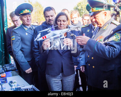 Kiev, Ukraine. 8 octobre, 2014. Sous-secrétaire d'État Victoria Nuland examine l'équipement, des gardes-frontières ukrainiens à adopté. . A autorisé le Département d'État pour les affaires européennes et eurasiennes a Victoria Nuland les véhicules des gardes-frontières ukrainiens et de l'équipement pour l'arrangement de la frontière. Le montant total de l'aide est de $ 10 millions. Crédit : Igor Golovnov/Alamy Live News Banque D'Images