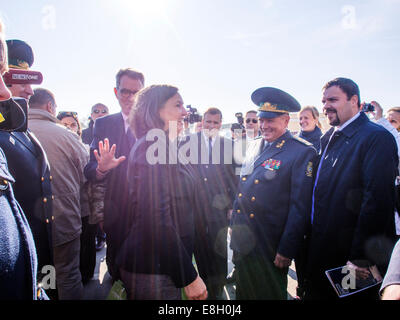 Kiev, Ukraine. 8 octobre, 2014. Entretiens avec Victoria Nuland garde-frontière de l'Ukraine. . A autorisé le Département d'État pour les affaires européennes et eurasiennes a Victoria Nuland les véhicules des gardes-frontières ukrainiens et de l'équipement pour l'arrangement de la frontière. Le montant total de l'aide est de $ 10 millions. Crédit : Igor Golovnov/Alamy Live News Banque D'Images