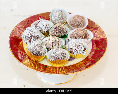 Truffes au chocolat maison avec différents revêtements tels que la noix de coco, amandes concassées ou noisettes ou noix. Chacun dans un decorati Banque D'Images