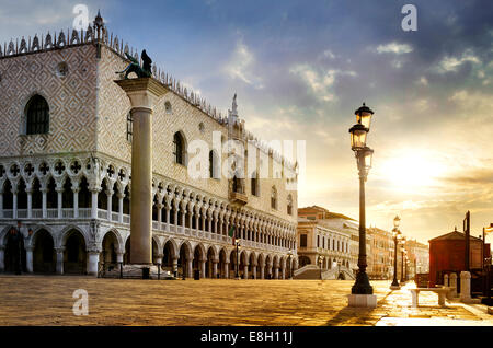 La place Saint Marc avec San Giorgio di Maggiore en arrière-plan - Venise, Venezia, Italie, Europe Banque D'Images