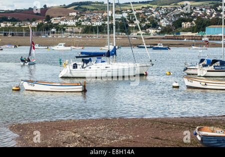 L'arrière plage à Teignmouth sur l'estuaire de la rivière Teign. Bateaux et yachts amarrés dans l'eau et sur la plage. Banque D'Images