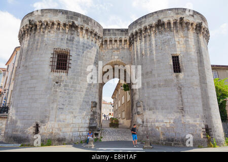 La Porte Saint-Jacques sur le Quai Maurice Hennessy Cognac France. Banque D'Images