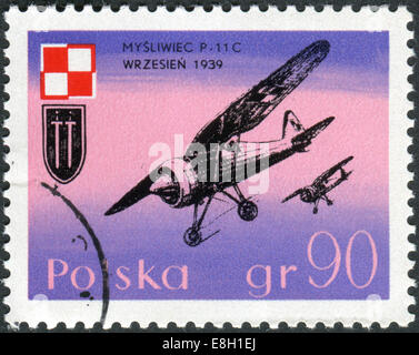 Pologne - circa 1971 : timbre-poste imprimé en Pologne, montre un avion P-11C bombardier en piqué et emblème de l'Armée de l'Air polonaise, vers 197 Banque D'Images