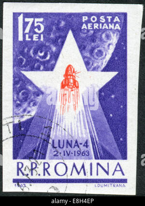 Roumanie - circa 1963 : timbre-poste imprimé en Roumanie montre 'Luna' à l'intérieur d'une fusée 4 étoiles avant que la lune, circa 1963 Banque D'Images