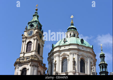 Le dôme et la tour de l'horloge de St Nicholas Church dans la ville de Prague, République tchèque. Banque D'Images