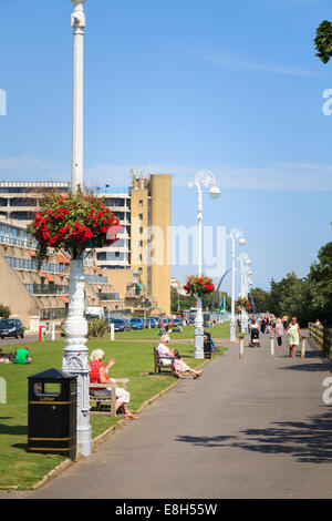 Les personnes bénéficiant du soleil sur les Leas à Folkestone. Banque D'Images