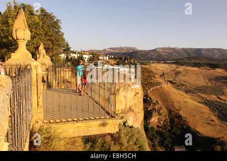 Ronda Espagne La ville est située sur le dessus de hautes falaises donnant une vue spectaculaire sur les montagnes de la Sierra de Grazalema Banque D'Images