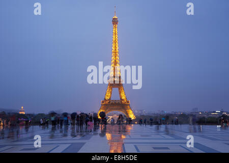 Tour Eiffel à Paris avec les touristes au crépuscule, vue du Trocadéro Banque D'Images