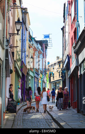 Les touristes à monter les rues étroites du quartier créatif dans de Vieux Coquelles. Banque D'Images