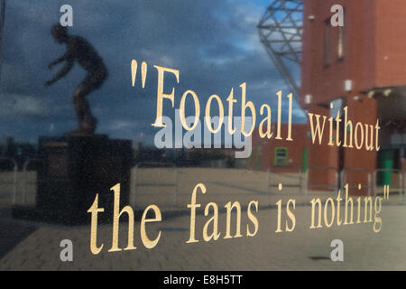 Citation de l'ancien manager Jock Stein sur un socle de la statue, avec la réflexion de statue de l'ancien joueur et la légende Jimmy Johnstone Banque D'Images