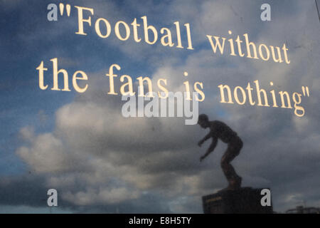 Citation de l'ancien manager Jock Stein sur un socle de la statue, avec la réflexion de statue de l'ancien joueur et la légende Jimmy Johnstone Banque D'Images