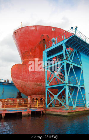 Arc de big red tanker sous la réparation d'un quai flottant en bleu Banque D'Images