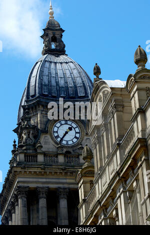 Hôtel de ville de Leeds, Leeds, Yorkshire, UK. Tour de l'horloge à Leeds Hôtel de Ville avec la construction d'une bibliothèque municipale au premier plan. Banque D'Images