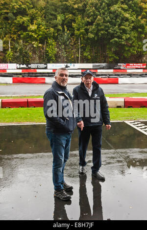 Kent, UK. 8 octobre, 2014. La télévision de la BBC "Great British Bake Off' star Paul Hollywood avec John Surtees s'ouvre cette année, Henry Surtees au défi Buckmore Park, Kent, Royaume-Uni. Credit : Theodore liasi/Alamy Live News Banque D'Images