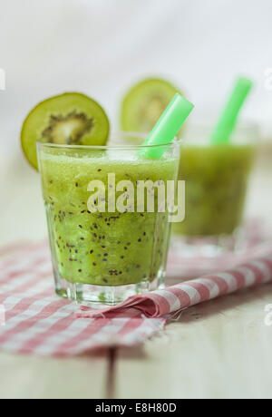 Spritzer Kiwi avec apple cider Banque D'Images