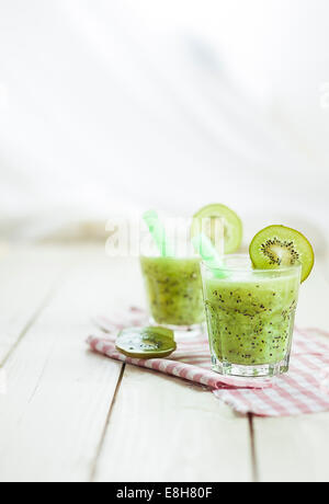 Spritzer Kiwi avec apple cider Banque D'Images