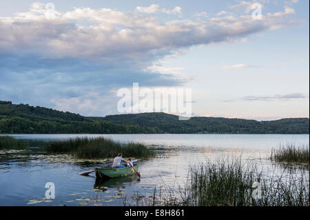 Allemagne, Rhénanie-Palatinat, Laacher See, père et fils en bateau à rames Banque D'Images