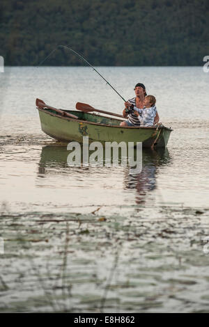 Allemagne, Rhénanie-Palatinat, Laacher See, père et fils de pêche voile Banque D'Images