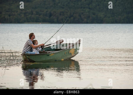 Allemagne, Rhénanie-Palatinat, Laacher See, père et fils de pêche voile Banque D'Images