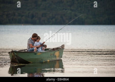 Allemagne, Rhénanie-Palatinat, Laacher See, père et fils de pêche voile Banque D'Images
