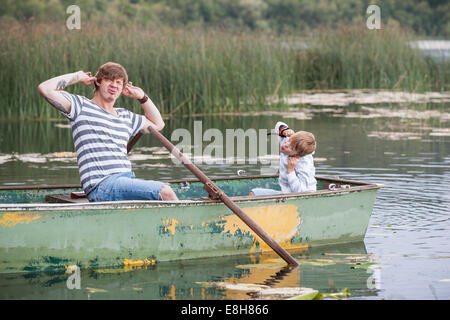 Allemagne, Rhénanie-Palatinat, Laacher See, père et fils ludique en bateau Banque D'Images