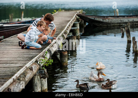 Allemagne, Rhénanie-Palatinat, Laacher See, père de deux fils, chez les canards on jetty Banque D'Images