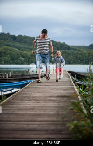 Allemagne, Rhénanie-Palatinat, Laacher See, père d'exécution avec son on jetty Banque D'Images