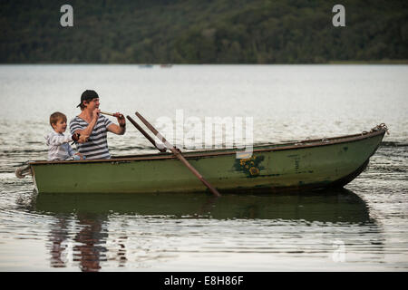 Allemagne, Rhénanie-Palatinat, Laacher See, père et fils avec télescope en voile Banque D'Images
