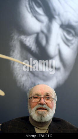 Leipzig, Allemagne. 8 octobre, 2014. Kurt Masur Compositeur de l'ouverture de l'exposition 'Kurt Masur - Ein Leben bewegt durch die Kraft der Musik" (Kurt Masur - une vie proposé par le pouvoir de la musique) à l'hôtel de ville de Leipzig, Allemagne, 08 octobre 2014. L'Archive Leipzig Kurt Masur et l'Orchestre philharmonique de New York Archives afficher les documents, photographies, images de lettres et d'enregistrements de la vie du maestro. Dpa : Crédit photo alliance/Alamy Live News Banque D'Images