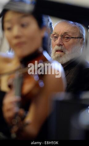 Leipzig, Allemagne. 8 octobre, 2014. Compositeur Kurt Masur à la partie musicale de l'ouverture de l'exposition 'Kurt Masur - Ein Leben bewegt durch die Kraft der Musik" (Kurt Masur - une vie proposé par le pouvoir de la musique) à l'hôtel de ville de Leipzig, Allemagne, 08 octobre 2014. L'Archive Leipzig Kurt Masur et l'Orchestre philharmonique de New York Archives afficher les documents, photographies, images de lettres et d'enregistrements de la vie du maestro. Dpa : Crédit photo alliance/Alamy Live News Banque D'Images