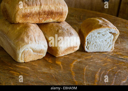 Miches de pain fait maison fraîchement préparés Banque D'Images