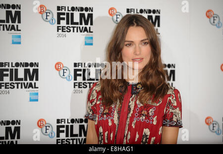 Londres, Royaume-Uni. 8 octobre, 2014. Keira Knightley assiste à une séance de photos pour le jeu 'imitation' lors de la 58e BFI London Film Festival à l'hôtel Corinthia. Credit : Ferdaus Shamim/ZUMA/Alamy Fil Live News Banque D'Images