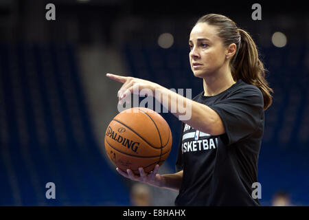 Berlin, Allemagne. Oct 7, 2014. L'entraîneur adjoint, Becky Hammon du San Antonio Spurs à la pratique en O2-World à Berlin, Allemagne, 07 octobre 2014. L'Antonio Spurs sera à l'Alba Berlin pour les Jeux mondiaux de la NBA le 08 octobre 2014. © AFP PHOTO alliance/Alamy Live News Banque D'Images