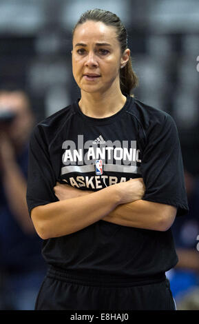 Berlin, Allemagne. Oct 7, 2014. L'entraîneur adjoint, Becky Hammon du San Antonio Spurs à la pratique en O2-World à Berlin, Allemagne, 07 octobre 2014. L'Antonio Spurs sera à l'Alba Berlin pour les Jeux mondiaux de la NBA le 08 octobre 2014. © AFP PHOTO alliance/Alamy Live News Banque D'Images