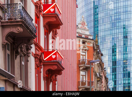 Allemagne, Hesse, Francfort, avis d'anciens bâtiments au red light district en face d'immeuble de bureaux modernes Banque D'Images