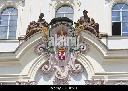 Armoiries et des statues au-dessus de l'entrée du Palais de l'archevêque près du Château de Prague, Prague, République tchèque. Banque D'Images