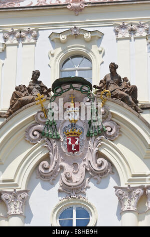 Armoiries et des statues au-dessus de l'entrée du Palais de l'archevêque près du Château de Prague, Prague, République tchèque. Banque D'Images