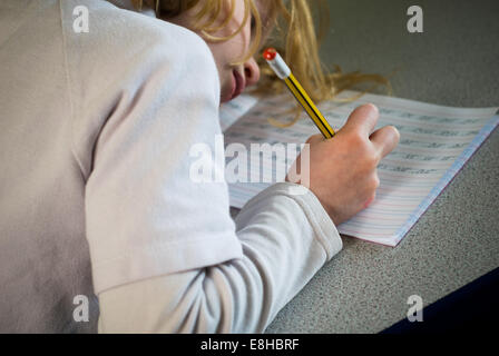 Les lignes d'écriture de fille à l'école livre Banque D'Images