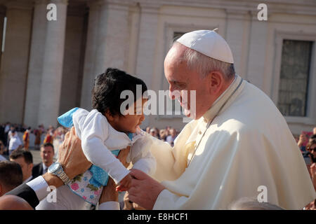 La cité du Vatican. 8 octobre, 2014. Le pape François, l'Audience générale Place Saint Pierre - 08 Oct 2014 Credit : Realy Easy Star/Alamy Live News Banque D'Images